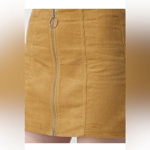 Brown woven mini straight skirt, has zip closure and a straight hem.